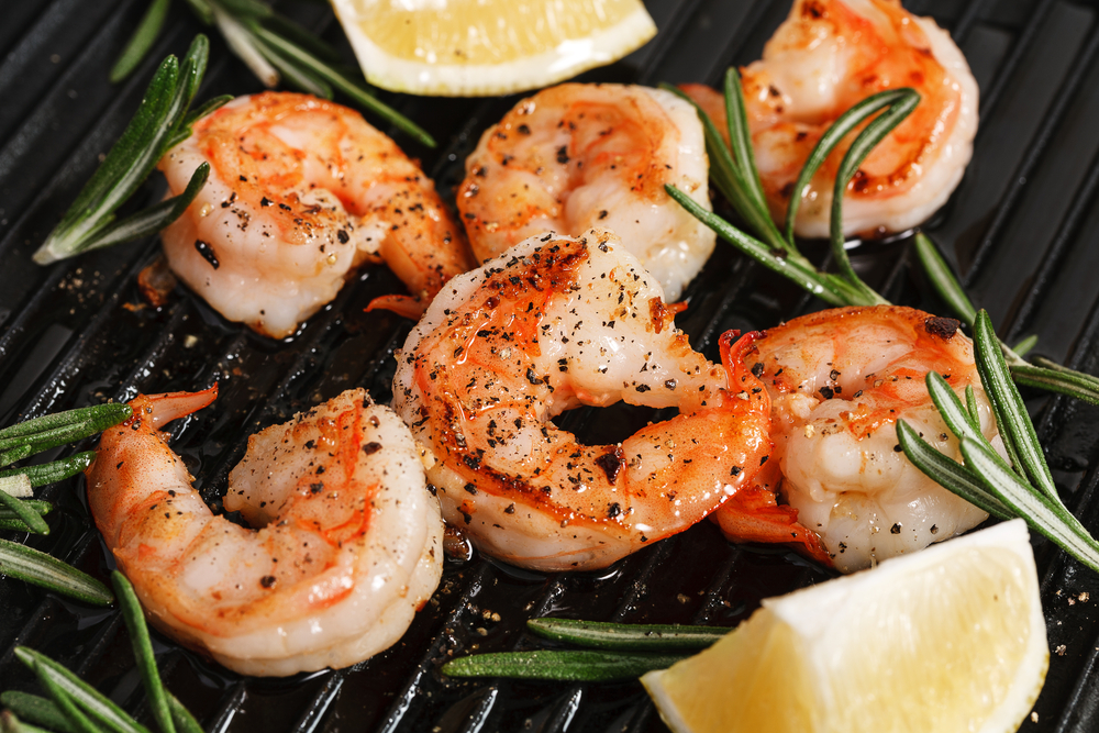 Delicious-looking shrimp on a grill.
